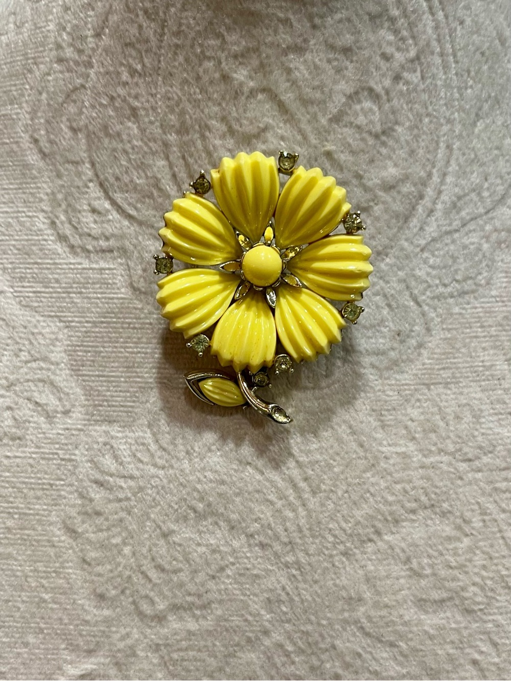 Vintage Lisner Yellow Lucite Floral Brooch 50s/60s USA